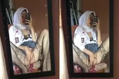 Jilbab Putih Abu Kirim Pap di Depan Cermin