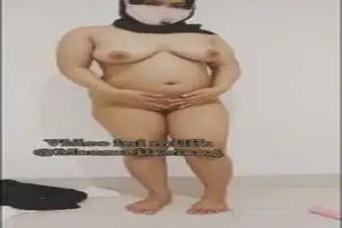 Momen Bersantai Wanita Karir Di Kamar